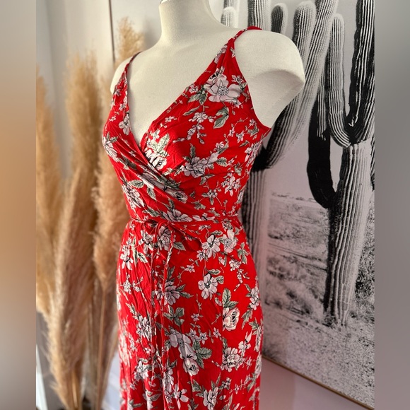 True wrap dress with adjustable straps in a size medium. - Picture 4 of 6